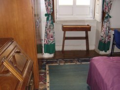 Single room offered in Lapa Lisbon Portugal for €300 p/m