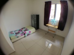 Room offered in Seri kembangan Selangor Malaysia for RM400 p/m